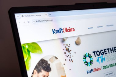 New York, ABD - 22 Ocak 2025: Kraft Heinz şirket web sitesi küresel gıda markası kimliğini gösteren bir dizüstü bilgisayarda sergilendi