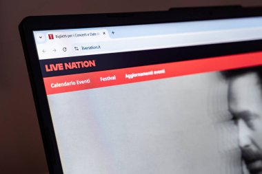 New York, ABD - 22 Ocak 2025: Live Nation web sitesi dizüstü bilgisayar ekranında olay biletleri ve konser programlarında gösterildi
