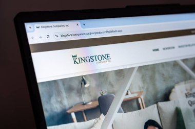 New York, ABD - 22 Ocak 2025: Kingstone Şirketleri Şirketi 'nin internet sitesi bilgisayar ekranında şirket logosu, şirket bilgileri ve iş profili sergileniyor