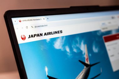 New York, ABD - 20 Ocak 2025: Japan Airlines web sitesi uçuş rezervasyonu ve seyahat hizmetlerini ekranda sunuyor