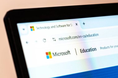 New York, ABD - 26 Ocak 2025: Microsoft Eğitim web sitesi, öğrenme için teknoloji ve yazılım çözümleri sunan bir dizüstü ekranda sergilendi