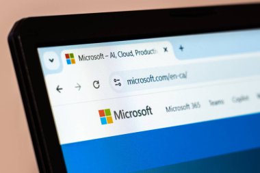 New York, ABD - 26 Ocak 2025: Microsoft web sitesi, yapay zeka ve bulut ürünü çözümlerini gösteren bir dizüstü ekranda sergilendi