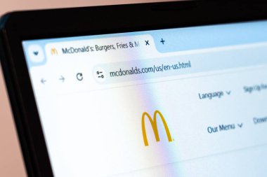New York, ABD - 26 Ocak 2025: McDonalds 'ın resmi web sitesi logo ve menü seçeneklerini gösteren tarayıcıyı açtı