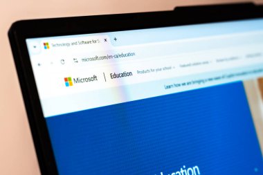 New York, ABD - 26 Ocak 2025: Microsoft Eğitim web sitesi, öğrenme için teknoloji ve yazılım çözümleri sunan bir dizüstü ekranda sergilendi