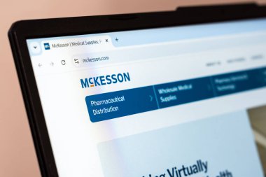 New York, ABD - 26 Ocak 2025: McKesson web sitesi ilaç dağıtımı ve tıbbi malzemelerin sergilendiği bir dizüstü bilgisayarda sergilendi