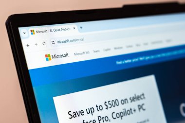 New York, ABD - 26 Ocak 2025: Microsoft web sitesi, yapay zeka ve bulut ürünü çözümlerini gösteren bir dizüstü ekranda sergilendi