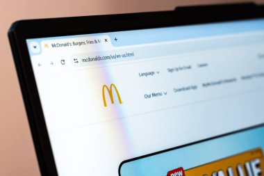 New York, ABD - 26 Ocak 2025: McDonalds 'ın resmi web sitesi logo ve menü seçeneklerini gösteren tarayıcıyı açtı