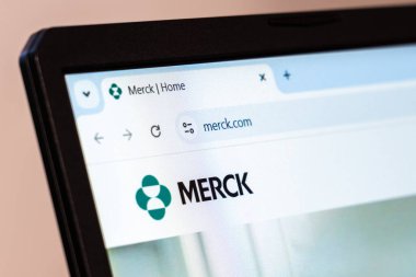 New York, ABD - 26 Ocak 2025: Merck web sitesi logo sergilenen ecza ve sağlık hizmetleri web sitesi