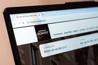 New York, ABD - 26 Ocak 2025: Marriott Bonvoy web sitesi logo ve otel rezervasyon hizmetleri