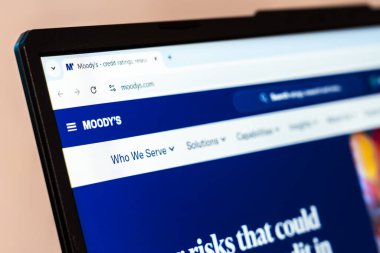 New York, ABD - 26 Ocak 2025: Moodys web sitesi logo ve kredi derecelendirme ve finansal analiz hizmetlerini gösteren web sitesi