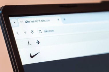 New York, ABD - 31 Ocak 2025: Nike web sitesinin ana sayfasında spor ayakkabıları, giyim ve spor ekipmanları sergileniyor
