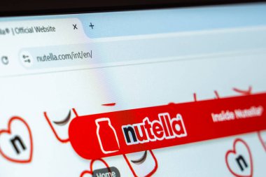 New York, ABD - 31 Ocak 2025: Fındık ezmesi ve kahvaltı tarifleri sunan dizüstü bilgisayarlı Nutella web sitesi