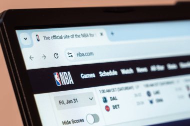 New York, ABD - 31 Ocak 2025: NBA web sitesi laptop ekran gösterim programları, puanlar ve takım güncellemeleri