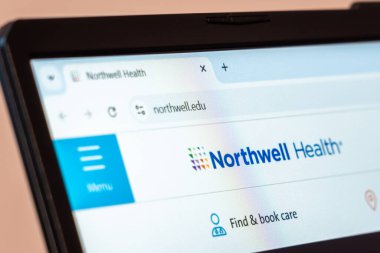 New York, ABD - 31 Ocak 2025: Northwell Sağlık web sitesinin ana sayfasında dizüstü bilgisayarda sağlık hizmetleri ve hasta bakımı çözümleri gösteriliyor