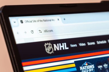 New York, ABD - 31 Ocak 2025: NHL web sitesinin ana sayfasında hokey haberleri, maç programları ve takım güncellemeleri gösteriliyor