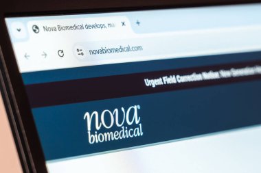 New York, ABD - 31 Ocak 2025: Nova Biyomedikal web sitesi dizüstü bilgisayar ekranında tıbbi cihazlar ve teşhis çözümleri sergileniyor