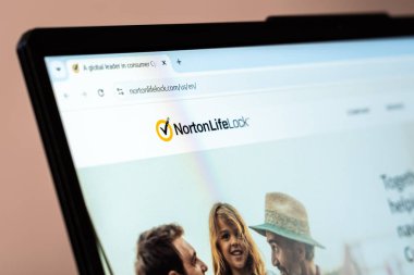 New York, ABD - 31 Ocak 2025: NortonLifeLock web sitesinin ana sayfasında siber güvenlik ve kimlik koruma hizmetleri sergileniyor