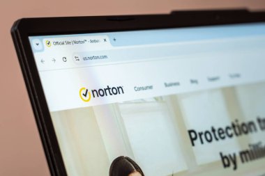 New York, ABD - 31 Ocak 2025: Norton siber güvenlik ve antivirüs yazılım şirketi web sitesi dizüstü bilgisayar ekranında gösterildi
