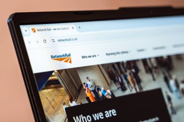 New York, ABD - 31 Ocak 2025: Network Rail ulaşım ve altyapı yönetim sitesi dizüstü bilgisayar ekranında sergilendi