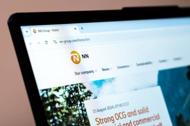 New York, ABD - 31 Ocak 2025: NN Group web sitesinin ana sayfasında dizüstü bilgisayar sigorta ve yatırım yönetimi hizmetleri sergileniyor