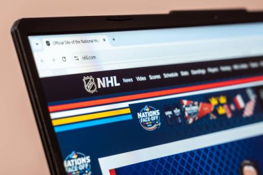 New York, ABD - 31 Ocak 2025: NHL web sitesinin ana sayfasında hokey haberleri, maç programları ve takım güncellemeleri gösteriliyor