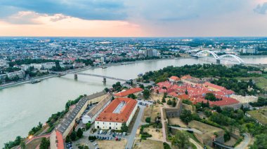 Gün batımında Novi Sad Sırbistan 'daki Petrovaradin kalesi ve Tuna Nehri' nin havadan panoramik manzarası