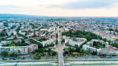 Novi Sad Sırbistan 'ın hava manzarasında Tuna Nehri köprüsü ve şehir manzarası gün batımında sergileniyor