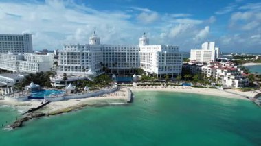 Cancun, Meksika - 10 Eylül 2021: Hotel Riu Palace Las Americas beyaz binalar ve turkuaz deniz manzaralı lüks sahil beldesi
