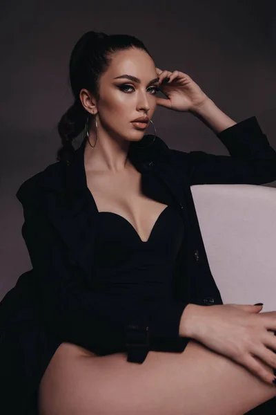 Foto Moda Mujer Hermosa Con Pelo Oscuro Ropa Elegante Posando — Foto de Stock