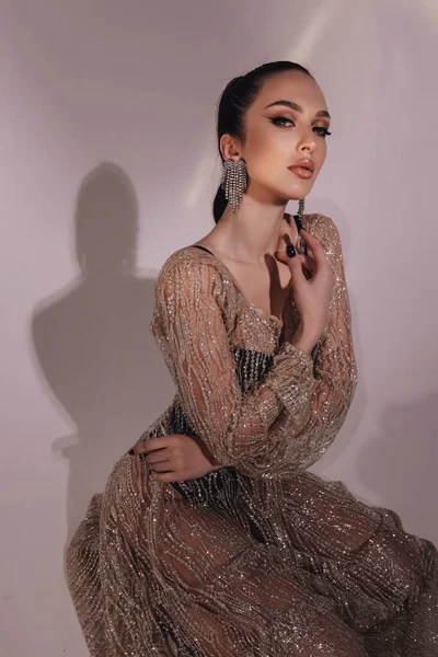 Foto Estudio Moda Hermosa Mujer Sexy Con Cabello Oscuro Vestido — Foto de Stock