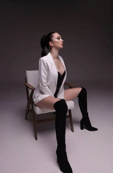 Güzel Seksi Siyah Saçlı Şık Elbiseli Çizmeli Bir Kadının Moda — Stok fotoğraf