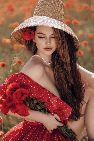 Moda Odkryty Zdjęcie Pięknej Kobiety Ciemnymi Włosami Eleganckiej Czerwonej Sukience — Zdjęcie stockowe