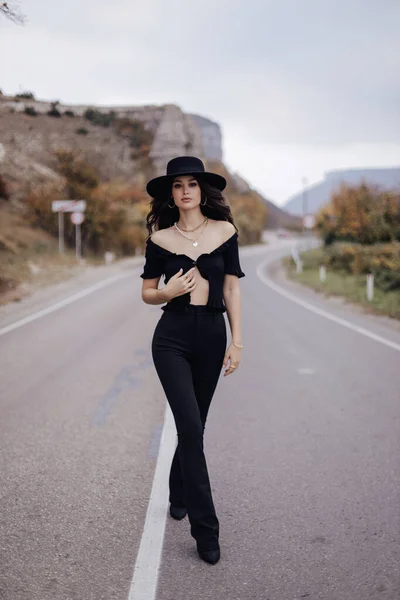 Fashion Outdoor Photo Beautiful Woman Dark Hair Elegant Outfit Posing — Foto Stock