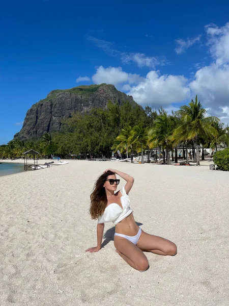 Güzel Siyah Saçlı Beyaz Bikinili Kumsalda Poz Veren Seksi Bir — Stok fotoğraf