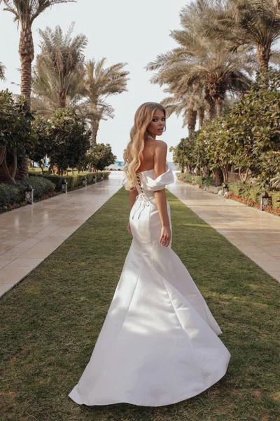 Fashion Photo Beautiful Bride Elegant Wedding Dress Accessories Posing Luxurious — ストック写真