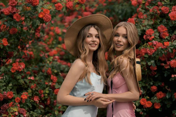 Sarışın Zarif Elbiseli Güzel Kadınların Çiçek Açan Güllerle Çalıların Yanında — Stok fotoğraf