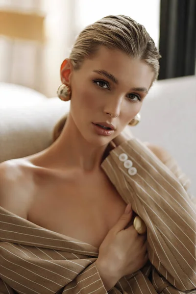 Moda Zdjęcie Pięknej Kobiety Blond Włosy Eleganckie Ubrania Akcesoriami Pozowanie — Zdjęcie stockowe