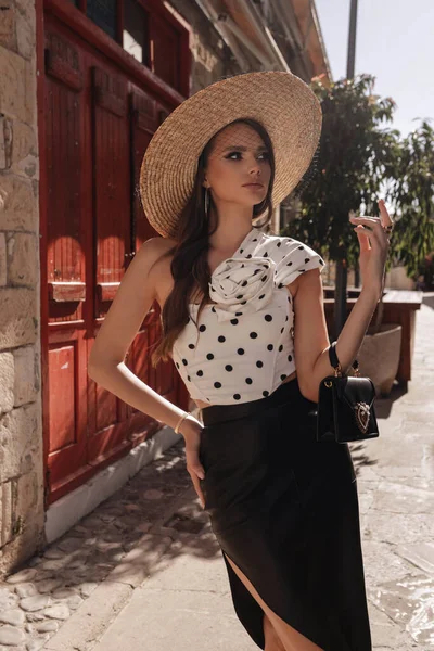 Foto Moda Aire Libre Hermosa Mujer Con Cabello Oscuro Ropa — Foto de Stock