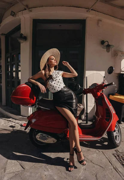 时尚户外照片 美丽的女人 深色头发 穿着雅致的衣服 配件摆设在摩托车上 — 图库照片