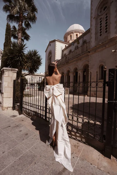 Fashion Outdoor Photo Beautiful Woman Dark Hair Luxurious Wedding Dress — Stock Photo, Image