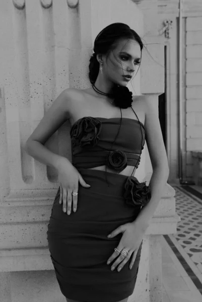 Fashion Outdoor Photo Beautiful Sensual Woman Dark Hair Luxurious Fashion — Stock Photo, Image