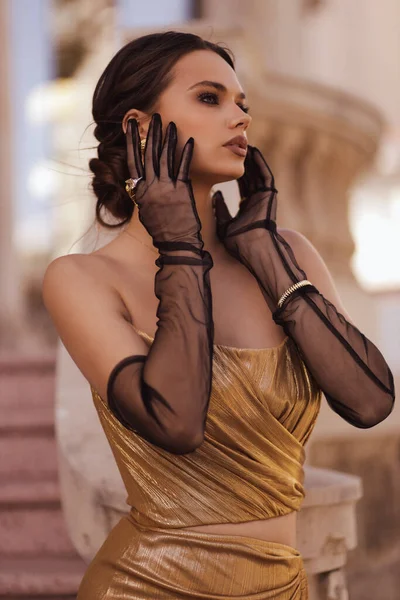 Foto Moda Aire Libre Hermosa Mujer Sensual Con Pelo Oscuro —  Fotos de Stock