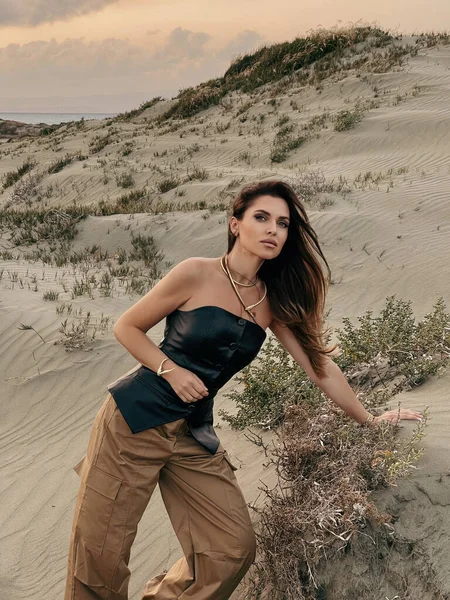 砂漠でポーズをとる普段着姿の黒い髪をした美しい女性のファッション屋外写真 — ストック写真
