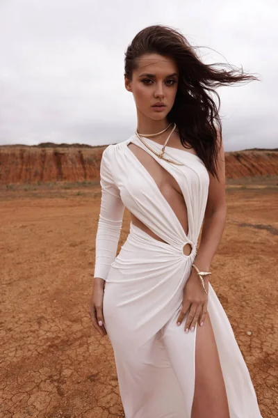Moda Odkryty Zdjęcie Pięknej Kobiety Ciemnymi Włosami Luksusowej Białej Sukience — Zdjęcie stockowe