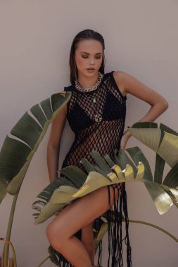 Kıbrıs 'taki plaj kulübünde poz veren siyah saçlı güzel bir kadının moda fotoğrafı.