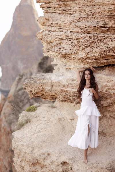 时尚旅行照片 美丽的女人 穿着雅致的白色衣服 在令人惊奇的自然之地摆姿势 山川秀丽 — 图库照片