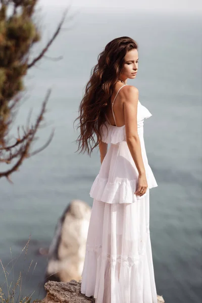Moda Seyahati Fotoğrafı Siyah Saçlı Zarif Beyaz Elbiseli Güzel Bir — Stok fotoğraf