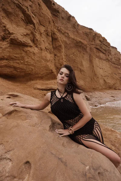Kıbrıs Çölünde Poz Veren Siyah Saçlı Güzel Bir Kadının Moda — Stok fotoğraf