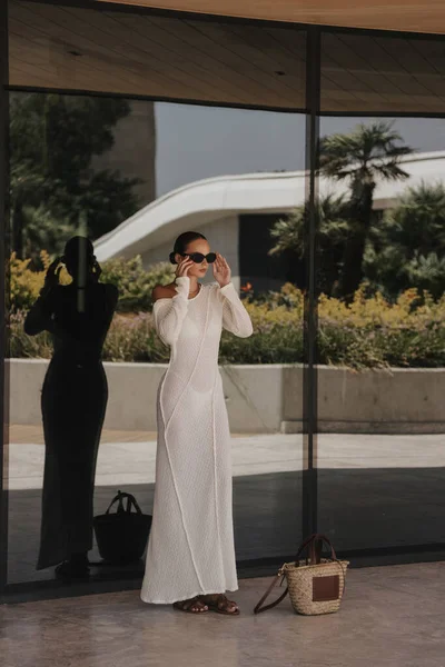 Güzel Siyah Saçlı Zarif Beyaz Elbiseli Aksesuarlı Güzel Bir Kadının — Stok fotoğraf