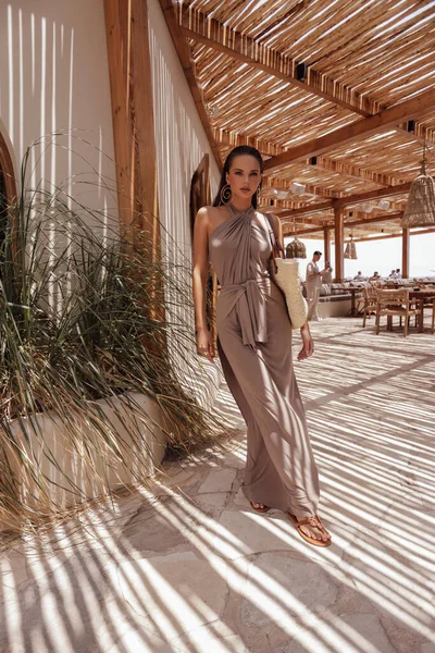 キプロスの夏のビーチクラブでポーズするアクセサリーとエレガントな服でダークヘアの美しい女性のファッション屋外写真 — ストック写真